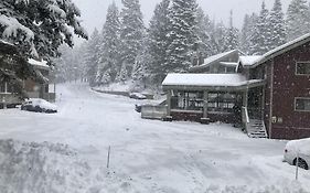 Cozy Condo Walking Distance To Village And Gondola W/ Pool/ Jacuzzi Sleeps 4.